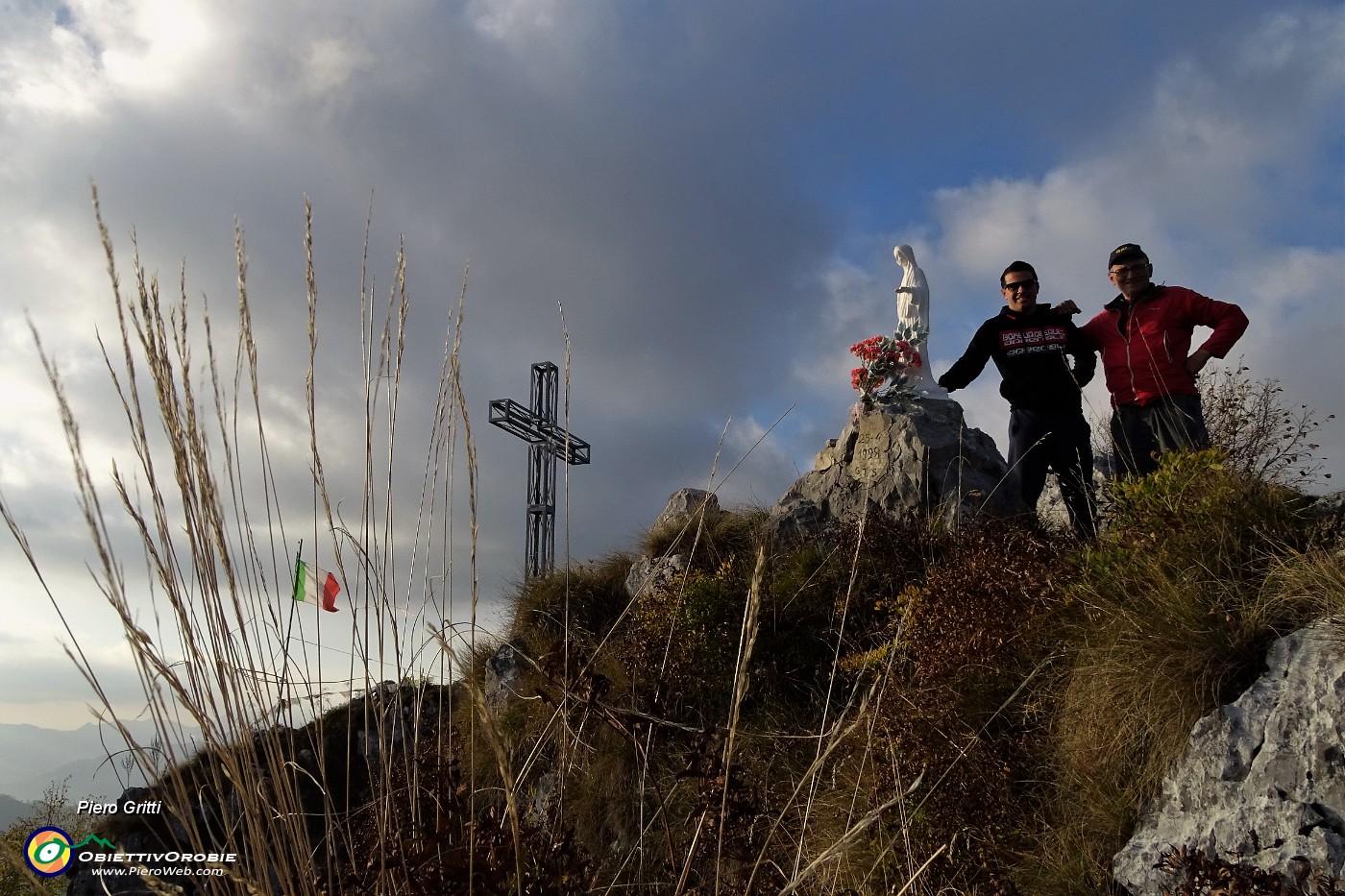 49 Alla Madonnina con vista sulla croce.JPG